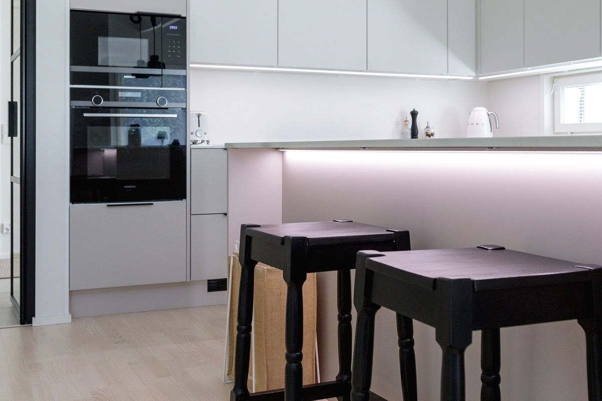 La striscia LED sotto il piano del tavolo nell'isola della cucina è una bella luce d'effetto e un creatore d'atmosfera © LedStore.fi